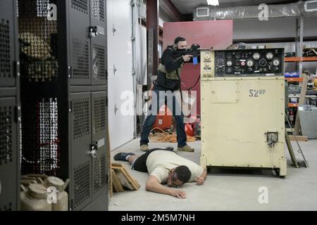 BASE AERONAUTICA ROBINS, GA. – Airman 1st Class Justin Lundquist-Irvin, 78th membro della forza di risposta dello Squadron delle forze di sicurezza, ha giocato il ruolo di un pistolero durante un'esercitazione attiva dello sparatutto presso la base dell'aeronautica militare di Robins, Georgia, 24 marzo 2022. Questa esercitazione su scala completa è stata tenuta dall'ufficio generale dell'ispettore delle ali della base aerea 78th e comprende i vigili del fuoco 78th e il gruppo medico 78th. Foto Stock