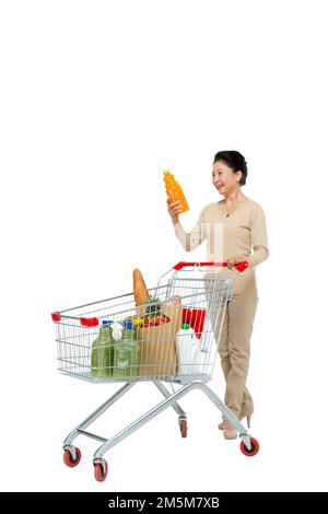 Tenda a donne di mezza età e di età spingere il carrello della spesa Foto Stock