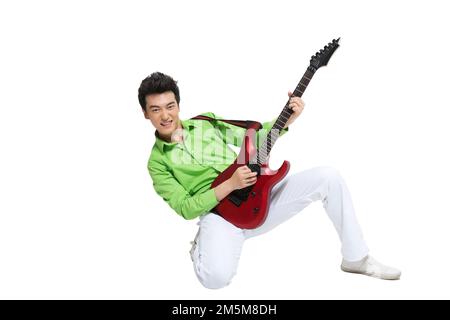 I giovani shed fashion suonano la chitarra Foto Stock