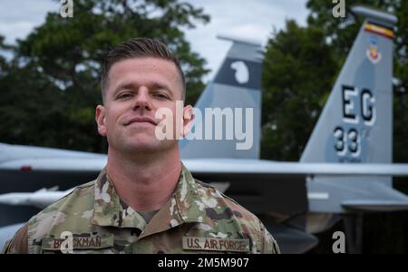 Tecnico. Andrew Brockman, 96th Maintenance Group, ha recentemente vinto un concorso Air Force Recruiting Service per creare uno schema di verniciatura NASCAR a tema Air Force. Il design in stile tradizionale di Brockman ha ottenuto il maggior numero di voti e sarà esposto sulla vettura da corsa Petty Motorsports il 24 aprile a Talladega Superspeedway in Alabama. (STATI UNITI Foto dell'aeronautica/Samuel King Jr.) Foto Stock