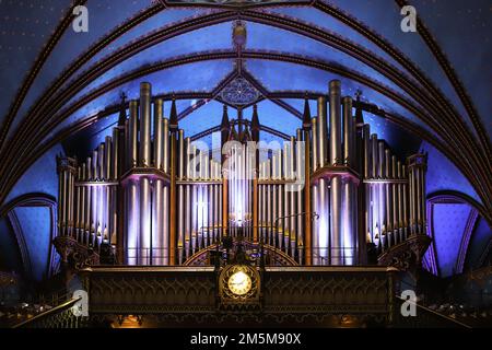 Montreal Notre Dame Basilica, all'interno della chiesa cattolica - organo a tubo, decorazione antica, stile gotico, vetrate, colonne, altare Foto Stock