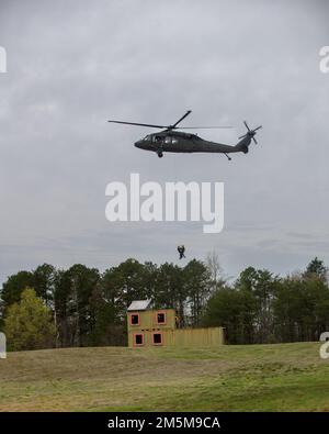 Soldiers from Charlie Company, 1-131st Assault Helicopter Battaglione e Det. 2, Charlie Company, 1-126 General Support Aviation Battaglione ha partecipato ad una missione di formazione come membri del North Carolina Helo-Aquatic Rescue Team (NCHART) – in collaborazione con il N.C. State Highway Patrol, N.C. Gestione delle emergenze e soccorritori locali – da marzo 23-24 presso la struttura di volo per l'aviazione militare e l'armeria di Salisbury #2. Foto Stock