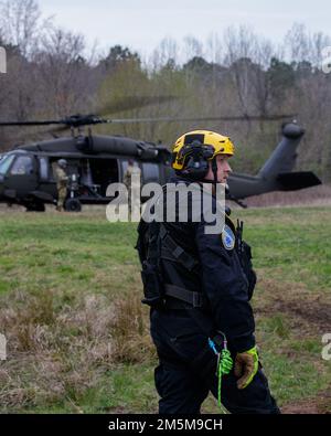 Soldiers from Charlie Company, 1-131st Assault Helicopter Battaglione e Det. 2, Charlie Company, 1-126 General Support Aviation Battaglione ha partecipato ad una missione di formazione come membri del North Carolina Helo-Aquatic Rescue Team (NCHART) – in collaborazione con il N.C. State Highway Patrol, N.C. Gestione delle emergenze e soccorritori locali – da marzo 23-24 presso la struttura di volo per l'aviazione militare e l'armeria di Salisbury #2. Foto Stock