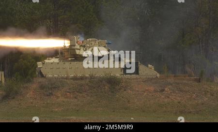 Un veicolo di combattimento di fanteria Bradley spara un missile GUIDATO DA UN RIMORCHIO anti-serbatoio durante una dimostrazione di incendio dal vivo all'African Land Forces Summit 2022 tenutosi a Fort Benning, GA. (STATI UNITI Personale fotografico dell'esercito Sgt. Brandon Rickert) Foto Stock