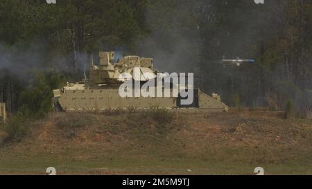 Un veicolo di combattimento di fanteria Bradley spara un missile GUIDATO DA UN RIMORCHIO anti-serbatoio durante una dimostrazione di incendio dal vivo all'African Land Forces Summit 2022 tenutosi a Fort Benning, GA. (STATI UNITI Personale fotografico dell'esercito Sgt. Brandon Rickert) Foto Stock