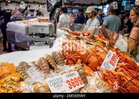 Esposizione di aragoste e code di aragosta in vendita a Sydney Fish Market, Sydney, New South Wales, Australia il 28 dicembre 2022 Foto Stock