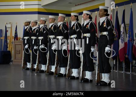 220325-N-ZZ000-1005 (25 marzo 2022) i marinai stanno in formazione dopo aver ricevuto la loro aiguillette durante un U. Cerimonia di laurea della Guardia Ceremoniale Navy a bordo della base comune Anacostia-Bolling Marzo 25. Questi marinai sono stati selezionati a mano dal comando di addestramento del reclutamento durante il loro addestramento di base, basato su un processo di intervista e sui requisiti fisici, per rappresentare il servizio navale nelle cerimonie presidenziali, militari, della marina e pubbliche dentro e intorno a Washington D.C. Foto Stock