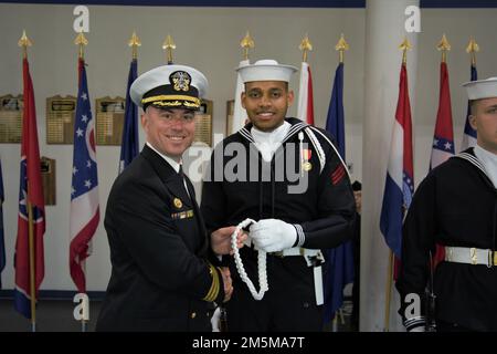 220325-N-ZZ000-1004 (4 marzo 2022) il vigile del fuoco Parker Mitchell, a destra, riceve la sua aiguillette dal CMdR. Dave Tickle, ufficiale comandante degli Stati Uniti Guardia Ceremoniale della Marina, durante una cerimonia di laurea a bordo della base comune Anacostia-Bolling Marzo 25. Questi marinai sono stati selezionati a mano dal comando di addestramento del reclutamento durante il loro addestramento di base, basato su un processo di intervista e sui requisiti fisici, per rappresentare il servizio navale nelle cerimonie presidenziali, militari, della marina e pubbliche dentro e intorno a Washington D.C. Foto Stock