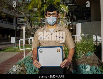 220325-N-XB470-1049 SAN DIEGO (25 marzo 2022) Hospitalman Juan Capeles, un marinaio assegnato al comando di preparazione e addestramento della Medicina della Marina NMRTC San Diego, riceve un premio Shipmate of the Month nel corso di una cerimonia presso l'ospedale il 25 marzo. Con il contributo della catena di comando delle direzioni NMRTC San Diego, Shipmate of the Month onora i marinai che svolgono i loro compiti in modo eccezionale. La missione di NMRTC San Diego è quella di preparare i membri del servizio a schierarsi a sostegno delle forze operative, fornire servizi sanitari di alta qualità e plasmare il futuro della medicina militare attraverso l'istruzione, la formazione e. Foto Stock