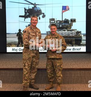 STATI UNITI David J. Francis, U.S.A. L'Army Aviation Center of Excellence e il comandante generale di Fort Rucker partecipano ad un consueto scambio di regali con il generale Michael R. Keating, un ufficiale dello scambio del Regno Unito che funge da vice comandante generale - supporto, III corpo e Fort Hood, durante una visita a Fort Rucker marzo 25, 2022. Alla fine della visita, Keating ha detto che il suo tempo a Fort Rucker sembrava di tornare a casa. 'Prima di tutto, grazie a tutti per la Benvenuto. Si sente in molti modi come tornare a casa, per un aviatore dell'esercito britannico. Penso di vedere la scala, t Foto Stock