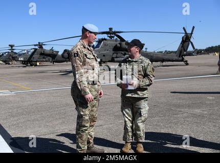 Il generale Michael R. Keating, un ufficiale di scambio del Regno Unito che funge da vice comandante generale - supporto, III corpo e Fort Hood, riceve un aggiornamento sull'addestramento dell'elicottero Apache dal Lt. Col. Ryan Kelly, 1-14th comandante del reggimento dell'aviazione, durante la sua visita a Fort Rucker, Alabama marzo 25, 2022. Ha un background nell'aviazione, servendo nel Ministero della Difesa del Regno Unito, Joint Special Forces Aviation Wing, ed è stato nominato comandante dell'Ordine dell'Impero britannico dalla regina Elisabetta II Foto Stock