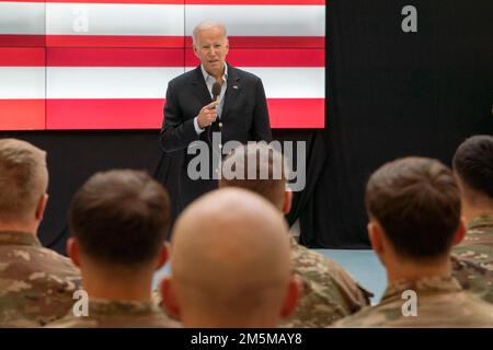 STATI UNITI Il presidente Joseph R. Biden Jr. Si rivolge agli Stati Uniti Paracadutisti assegnati alla 82nd Divisione Airborne durante una visita a Jasionka, Polonia, il 25 marzo 2022. Il presidente Biden ha visitato i Paracroopers assegnati alla 82nd Divisione Airborne, che sono attualmente schierati nella Polonia sudorientale a sostegno dell'Alleanza NATO. Foto Stock