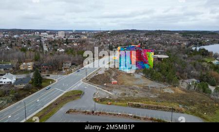 12 2022 novembre, Sudbury Ontario Canada. L'ospedale Old St Joseph di Paris St a Sudbury è il più grande murale del Canada, come è stato dipinto nel 2019. Luke Du Foto Stock