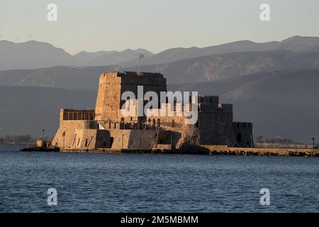 Fortezza di Bourtzi, una prigione nel mare di fronte alla città di Nafplio Foto Stock