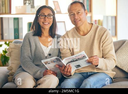 Casa, relax o coppia con il giornale o la rivista leggere informazioni politiche locali mentre riposano sul divano del soggiorno. Ritratto, ritratto o felice Foto Stock