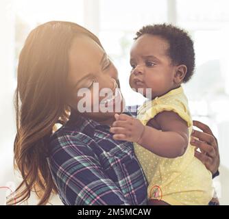 Le ceneri mi hanno portato tanta gioia. una giovane madre e la sua bambina a casa. Foto Stock