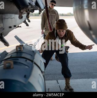 Un equipaggio di armamenti Airman assegnato al 335th Fighter Generation Squadron guida l'unità bomba inerte guidato-31 su F-15E Strike Eagle durante una gara annuale di Load Crew alla base aeronautica di Seymour Johnson, North Carolina, 25 marzo 2022. La competizione ha testato il lavoro di squadra e l'esperienza di Airmen nella simpatica rivalità tra più stazioni. Foto Stock