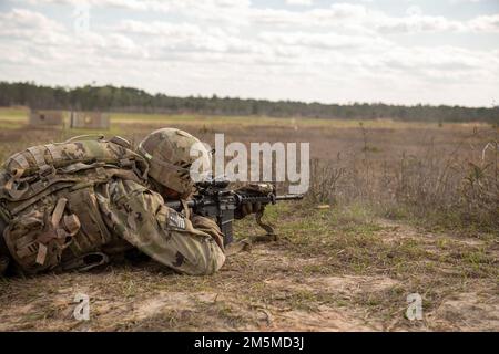 Micah Dupris, un uomo di fanteria assegnato a Bravo Co., 1st battaglione, 28th reggimento di fanteria, 3rd divisione di fanteria, spara il suo M4 downrange di carabina durante un'esercitazione combinata di fuoco vivo di armi a Fort Stewart, Georgia, 25 marzo 2022. La divisione forma squadre letali, squadre e plotoni con un'attenzione particolare alle basi per costruire una resilienza fisica e mentale olistica, assicurando che i soldati Dogface siano pronti a schierarsi in qualsiasi parte del mondo e a vincere contro qualsiasi minaccia. Foto Stock