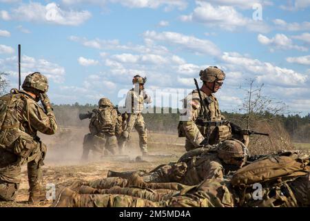 I soldati del Leone Nero assegnati a Bravo Co., 1st battaglione, 28th reggimento di fanteria, 3rd divisione di fanteria, sparano l'arma anticarro Carl Gustaf durante un'esercitazione di fuoco dal vivo a Fort Stewart, Georgia, 25 marzo 2022. La divisione forma squadre letali, squadre e plotoni con un'attenzione particolare alle basi per costruire una resilienza fisica e mentale olistica, assicurando che i soldati Dogface siano pronti a schierarsi in qualsiasi parte del mondo e a vincere contro qualsiasi minaccia. Foto Stock