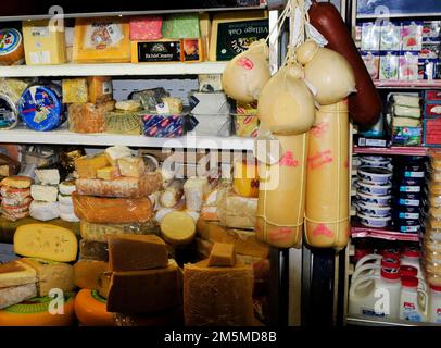 Basher Fromagerie al vivace mercato Machane Yehuda a Gerusalemme, Israele. Foto Stock