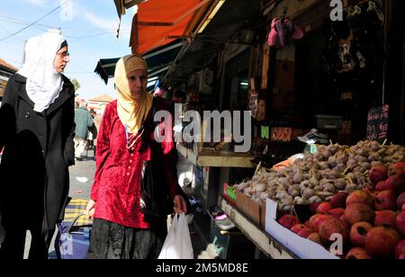 Donne palestinesi che fanno shopping nel vivace mercato Mahane Yehuda di Gerusalemme, Israele. Foto Stock