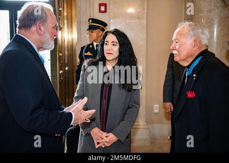 Karen Durham-Aguilera (centro), direttore esecutivo, Cimiteri militari nazionali dell'esercito, parla con i destinatari della medaglia d'onore degli Stati Uniti Brian Thacker (a sinistra) e gli Stati Uniti sono stati 1st Lt Marine Corps col. (Ret.) Barney Barnum (a destra) nella sala espositore del Memorial Amphitheater presso il cimitero nazionale di Arlington, Arlington, Virginia, 25 marzo 2022. Thacker e Barnum hanno partecipato ad una cerimonia di deposizione della corona d'Esercito alla Tomba del Milite Ignoto in onore della Giornata della Medaglia d'onore. Foto Stock