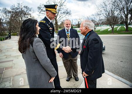 Generale Allan M. Pepin (secondo a sinistra), comandante generale, Joint Task Force - National Capital Region e gli Stati Uniti Il Distretto militare dell'esercito di Washington e Karen Durham-Aguilera (a sinistra), direttore esecutivo, i cimiteri militari nazionali dell'esercito salutano i destinatari della medaglia d'onore degli Stati Uniti Brian Thacker (secondo a destra) e U.S. Army 1st Lt Marine Corps col.(ret.) Barney Barnum (a destra) al loro arrivo al cimitero nazionale di Arlington, Arlington, Virginia, 25 marzo 2022. Thacker e Barnum hanno partecipato ad una cerimonia di deposizione della corona d'Esercito alla Tomba del Milite Ignoto in onore della Medaglia di H. Foto Stock