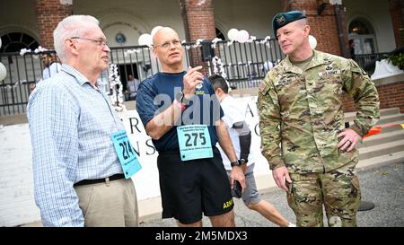 La direzione Inter-American Defense College ospita una fioritura di ciliegi 5k su Fort Lesley J. McNair, Washington, D.C., 25 marzo 2022. I membri e i familiari dell'Inter-American Defense College, dell'Inter-American Defense Board e di altre organizzazioni partner hanno partecipato alla gara. Foto Stock