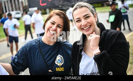 La direzione Inter-American Defense College ospita una fioritura di ciliegi 5k su Fort Lesley J. McNair, Washington, D.C., 25 marzo 2022. I membri e i familiari dell'Inter-American Defense College, dell'Inter-American Defense Board e di altre organizzazioni partner hanno partecipato alla gara. Foto Stock
