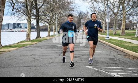 La direzione Inter-American Defense College ospita una fioritura di ciliegi 5k su Fort Lesley J. McNair, Washington, D.C., 25 marzo 2022. I membri e i familiari dell'Inter-American Defense College, dell'Inter-American Defense Board e di altre organizzazioni partner hanno partecipato alla gara. Foto Stock