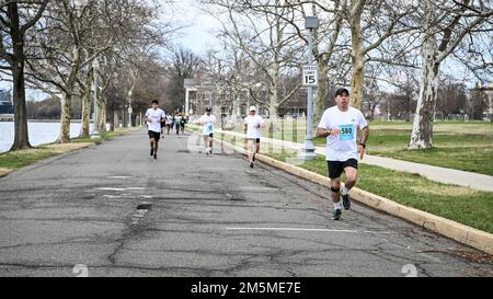 La direzione Inter-American Defense College ospita una fioritura di ciliegi 5k su Fort Lesley J. McNair, Washington, D.C., 25 marzo 2022. I membri e i familiari dell'Inter-American Defense College, dell'Inter-American Defense Board e di altre organizzazioni partner hanno partecipato alla gara. Foto Stock