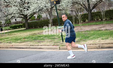 La direzione Inter-American Defense College ospita una fioritura di ciliegi 5k su Fort Lesley J. McNair, Washington, D.C., 25 marzo 2022. I membri e i familiari dell'Inter-American Defense College, dell'Inter-American Defense Board e di altre organizzazioni partner hanno partecipato alla gara. Foto Stock
