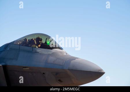 Un pilota con i taxi del F-22 Raptor Demonstration Team dopo l'atterraggio alla base dell'aeronautica militare MacDill, Florida, 26 marzo 2022. La F-22 è volata dalla base dell'aeronautica militare di Langley, Virginia, per esibirsi durante il Tampa Bay AirFest. Foto Stock