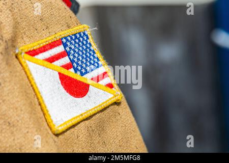 Una patch sull'attrezzatura bunker di un pompiere con installazioni del corpo Marino Pacific Fire and Emergency Services è esposta a Camp Hansen, Okinawa, Giappone, 25 marzo 2022. MCIPAC F&ES e il Vigili del fuoco di Naha hanno assemblato e condotto corsi di formazione in tempo reale per confrontare le diverse tecniche e metodi antincendio utilizzati da ciascun reparto per svolgere la stessa missione. Foto Stock