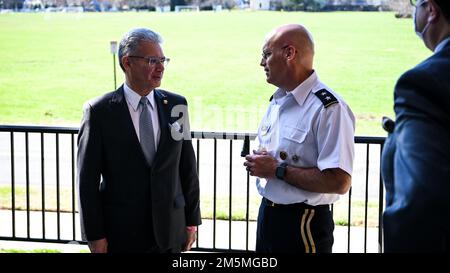 La leadership dell'Inter-American Defense College accoglie l'ambasciatore Carlos Játiva Naranjo, rappresentante permanente dell'Ecuador presso l'Organizzazione degli Stati americani durante una visita al campus dell'IADC a ft. McNair, Washington, D.C., 25 marzo 2022. Durante la loro visita, l'Ambasciatore ha partecipato a una chiamata d'ufficio con la leadership IADC e si è scambiato doni come ringraziamento per la sua collaborazione e assistenza all'Inter-American Defense College durante il suo mandato. Foto Stock