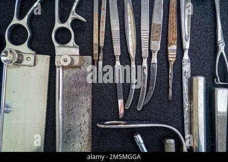 Antiche seghe chirurgiche disposte su feltro nero Foto Stock