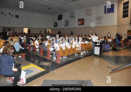 Un cadetto di West Point motiva un pubblico di JROTC e studenti elementari alla Stephen White Middle School, 22 marzo 2022, a Carson, California. Volontari del corpo degli ingegneri del distretto di Los Angeles hanno partecipato all'evento "West Point Leadership Ethics and Diversity in STEM" dell'accademia militare per sensibilizzare la scienza, la tecnologia, l'ingegneria, le arti e la matematica. Foto Stock