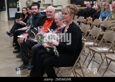 La moglie e la madre del Chief Warrant Officer 5 Jay K. Stuckman, ex comandante della Guardia Nazionale dell'Ohio, ricevono fiori durante la cerimonia di pensionamento di Stuckman il 25 marzo 2022, presso l'Armeria del Major Gen. S. Beightler a Columbus, Ohio. Stuckman ha servito per più di 37 anni nella Ohio ARNG, di cui nove anni come alto ufficiale di stato. Foto Stock