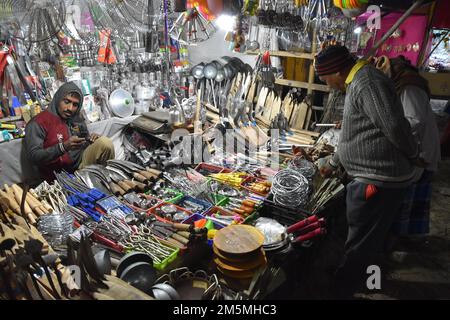 Kolkata, India. 28th Dec, 2022. Fiera del villaggio al Sundarbans il 9th° giorno di 10 giorni di durata evento. Diversi Govt. Organizzazioni ed altri enti privati hanno partecipato a questo 'Sundarban Kristi Mela o Loko Sanskriti Utsab' (20-29 dicembre 2022) organizzato dalla 'Kultali Milon Tirtha Soceity' nel villaggio di Kultali, Narayantala, Basanti, South 24 Parganas, West Bengala, 70 km da Kolkata. (Foto di Biswarup Gangully/Pacific Press) Credit: Pacific Press Media Production Corp./Alamy Live News Foto Stock