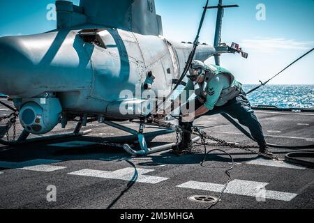 220325-o-NR876-479 PHILLIPPINE SEA (25 marzo 2022) – Aviation Electronics Technician 2nd Class Yoseph Dardon, di Los Angeles, rifornisce un Fire Scout mq-8B, assegnato ai “Blackjack” di Helicopter Sea Combat Squadron (HSC) 21, sul ponte di volo della nave litoranea variante Independence USS Charleston (LCS 18). Charleston, parte di Destroyer Squadron (DESRON) 7, è su un dispiegamento rotazionale, che opera nell'area delle operazioni della flotta degli Stati Uniti 7th per migliorare l'interoperabilità con i partner e servire come forza di risposta pronta a sostegno di una regione indomPacifico libera e aperta. Foto Stock