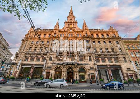 Budapest, Ungheria. Il New York Cafe è una delle caffetterie più belle del mondo, situato in un hotel di lusso Foto Stock