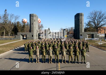 Norwegian, Minnesota National Guard Soldiers stand per una foto di fronte al cancello principale di Camp Ripley, il 26 marzo 2022 dopo l'inizio del 49th ° scambio norvegese annuale. Il Norwegian Exchange è una partnership che sviluppa relazioni professionali e interpersonali tra alleati internazionali attraverso esercizi di formazione sia qui che in Norvegia. (Foto della Guardia Nazionale del Minnesota di Sgt. Mahsima Alkamooneh) Foto Stock