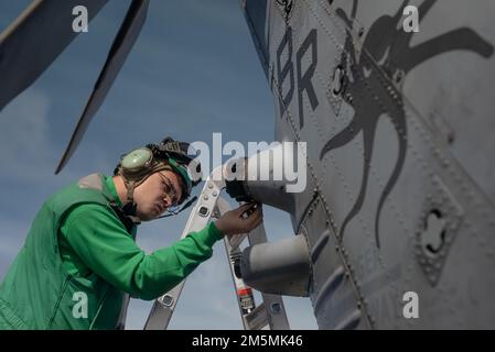 OCEANO ATLANTICO – i marinai usano un kit di desmoking durante un esercizio generale a bordo della nave d’assalto anfibio USS Kearsarge (LHD 3) di classe Wasp, il 26 marzo 2022. Il Kearsarge Amphhibious Ready Group con 22nd Marine Expeditionary Unit è in programma di essere schierato nell'area operativa della flotta statunitense 2nd. Foto Stock