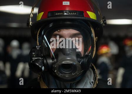 OCEANO ATLANTICO – i marinai usano un kit di desmoking durante un esercizio generale a bordo della nave d’assalto anfibio USS Kearsarge (LHD 3) di classe Wasp, il 26 marzo 2022. Il Kearsarge Amphhibious Ready Group con 22nd Marine Expeditionary Unit è in programma di essere schierato nell'area operativa della flotta statunitense 2nd. Foto Stock