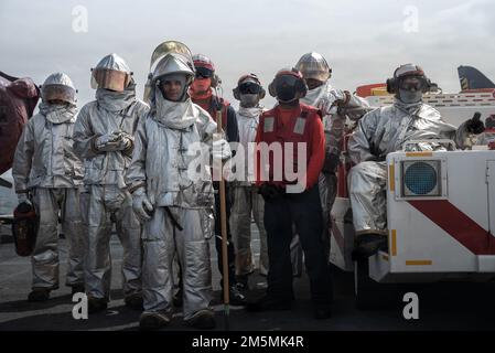 OCEANO ATLANTICO – i marinai usano un kit di desmoking durante un esercizio generale a bordo della nave d’assalto anfibio USS Kearsarge (LHD 3) di classe Wasp, il 26 marzo 2022. Il Kearsarge Amphhibious Ready Group con 22nd Marine Expeditionary Unit è in programma di essere schierato nell'area operativa della flotta statunitense 2nd. Foto Stock