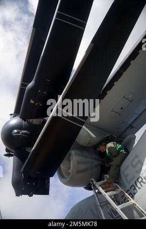 Jonathan Cruz un meccanico della struttura aerea assegnato a Marine Medium Tiltrotor Squadron (VMM) 263, ripara una porta antincendio su un MV-22 Osprey attaccato a VMM-263 sul ponte di volo della nave d'assalto anfibio di classe Wasp USS Kearsarge (LHD 3) 26th marzo 2022. Il Kearsarge Amphhibious Ready Group con 22nd Marine Expeditionary Unit è in programma di essere schierato nell'area operativa della flotta statunitense 2nd. Foto Stock