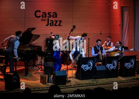 29 dicembre 2022, Roma, Lazio, Italia: Conosci mio cugino? LO SWING ITALIANO alla Casa del Jaz a Roma. La band è nata nel 2015 e porta in Italia un'eccellente musica jazz-swing italiana. La formazione è composta da: Federica D'Andrea voce, Davide Annecchiarico piano, Giuseppe Civiletti Double Bass, Nicola Tariello Trumpet, Patrizio Destriere Sax, Fabrizio Guarino Guitar, Giuseppe CondÃ² Drums. (Credit Image: © Daniela Franceschelli/Pacific Press via ZUMA Press Wire) Foto Stock