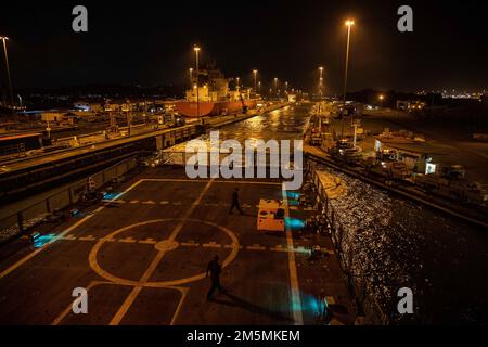 220326-N-HD110-1047 CANALE DI PANAMA - (26 marzo 2022) -- la nave da combattimento litoranea Freedom-Variant USS Milwaukee (LCS 5) esce dalla serratura di Miraflores mentre transita nel canale di Panama, 26 marzo 2022. Milwaukee è dislocata nell'area operativa della flotta degli Stati Uniti 4th per sostenere la missione della Joint Interagency Task Force South, che include missioni contro il traffico illecito di droga nei Caraibi e nel Pacifico orientale. Foto Stock