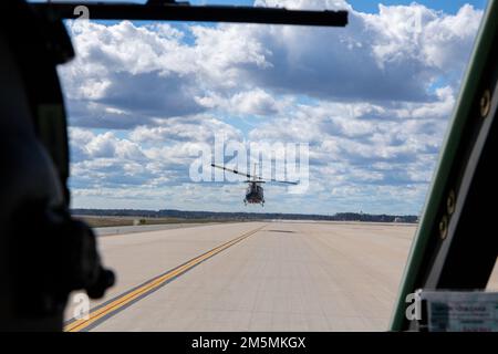 Un elicottero UH-1N Huey assegnato al primo Elicottero Squadron (1 HS), decollo dalla base congiunta Andrews, Md., 26 marzo 2022. La missione del 1 HS è fornire un ponte aereo prioritario per una dirigenza civile e militare di livello nazionale nella regione della capitale nazionale. Foto Stock