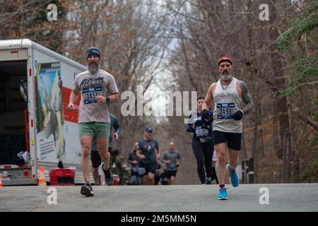 I corridori partecipano alla Maratona del corpo Marino 17,75k a Dumfries, Virginia, 26 marzo 2022. L'evento promuove il fitness fisico, genera buona volontà nella comunità e mostra le capacità organizzative del corpo Marino. Foto Stock